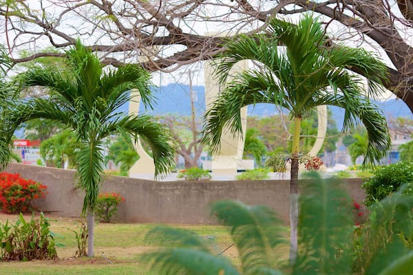 National Heroes Park qui includes jardin