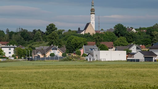 Pfarrkirche Geinberg im Innviertel mit Ortszentrum