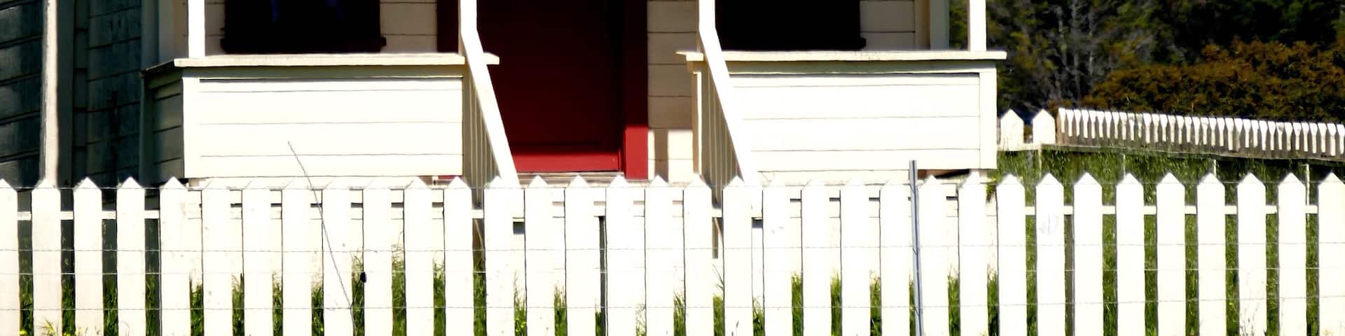 San Simeon Kapelle mit Hearst Castle im Hintergrund