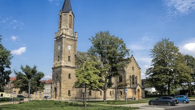 Uma igreja histórica com uma torre alta e um relógio.