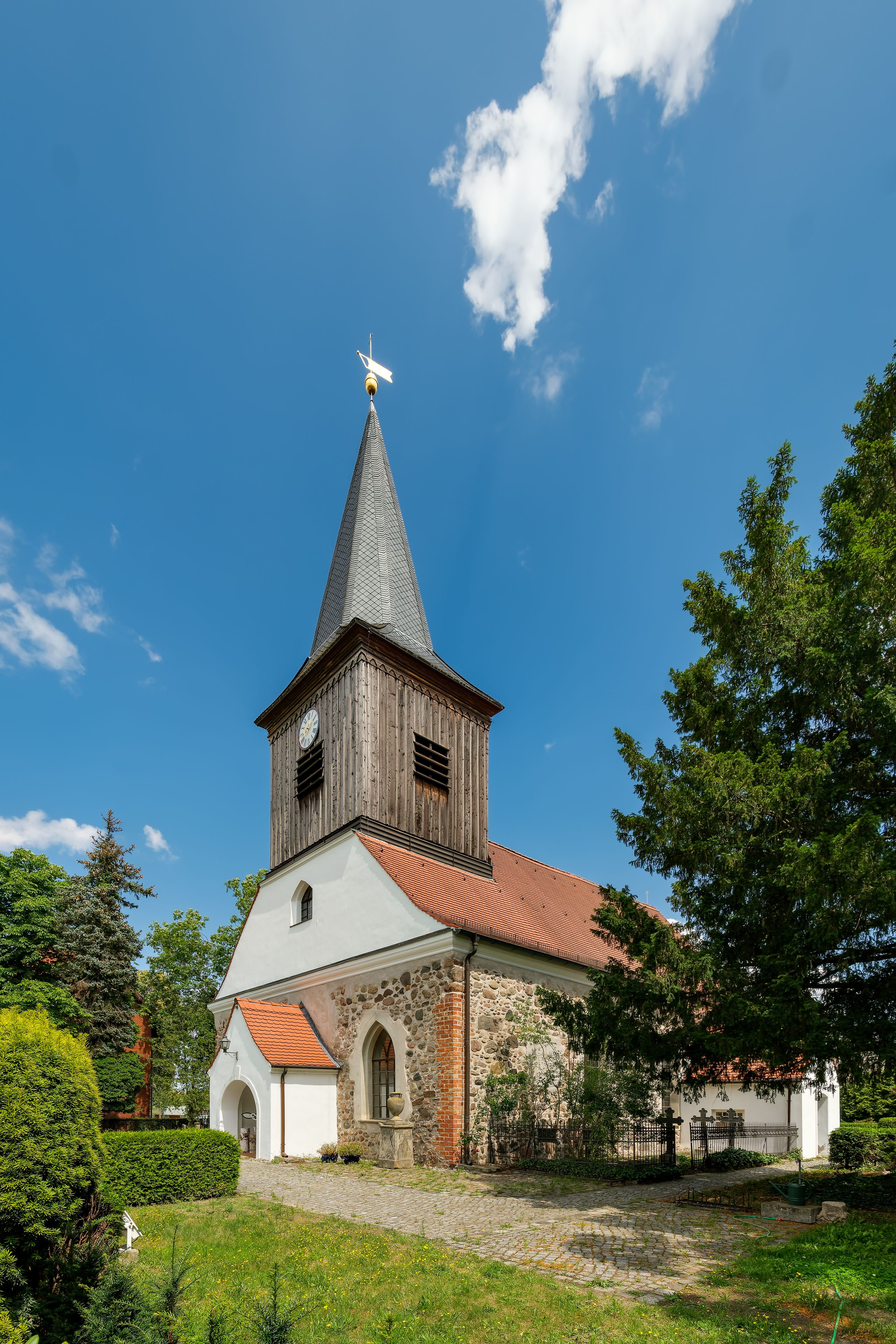 Blick von Südwesten auf die denkmalgeschützte Dorfkirche Falkenhagen