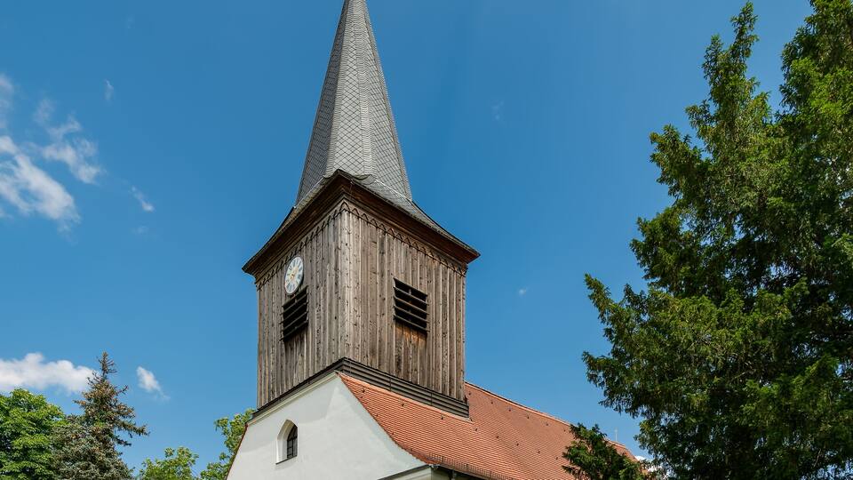 Blick von Südwesten auf die denkmalgeschützte Dorfkirche Falkenhagen