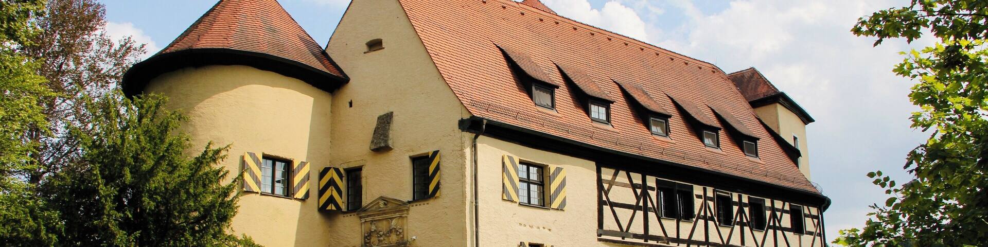 We stumbled upon this 700 year old gem hidden in the Frankisher Schweitz not far From Pottenstein, home of Rabenstein Family Barons of Waischenfeld, sacked in Margrave and 30 year wars and rebuilt twice in the 15th and 16th centuries. Like many castles in the area it Belonged to the Bishop of Bamberg as well. The wife and I enjoyed a night in the castle As date night. #matgothunts