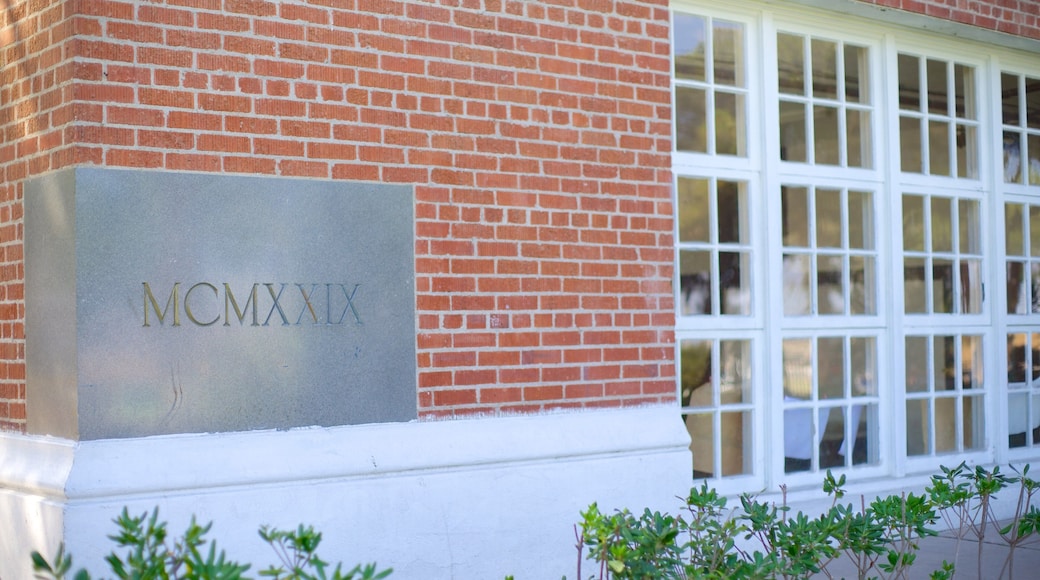 Casa de la Cultura which includes heritage architecture and signage