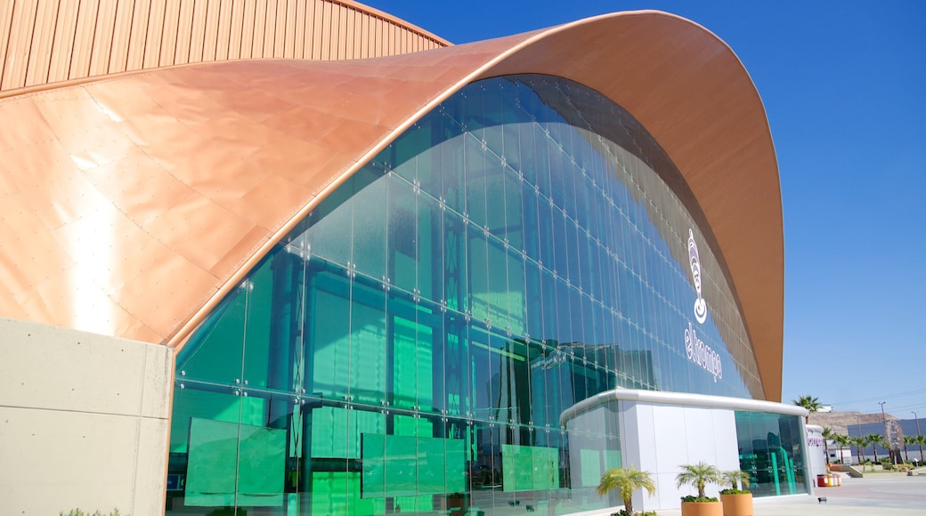 El Trompo Interactive Museum Tijuana som viser moderne arkitektur og en by