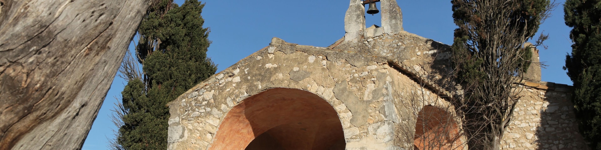 This building is indexed in the Base Mérimée, a database of architectural heritage maintained by the French Ministry of Culture, under the reference PA00081243 .