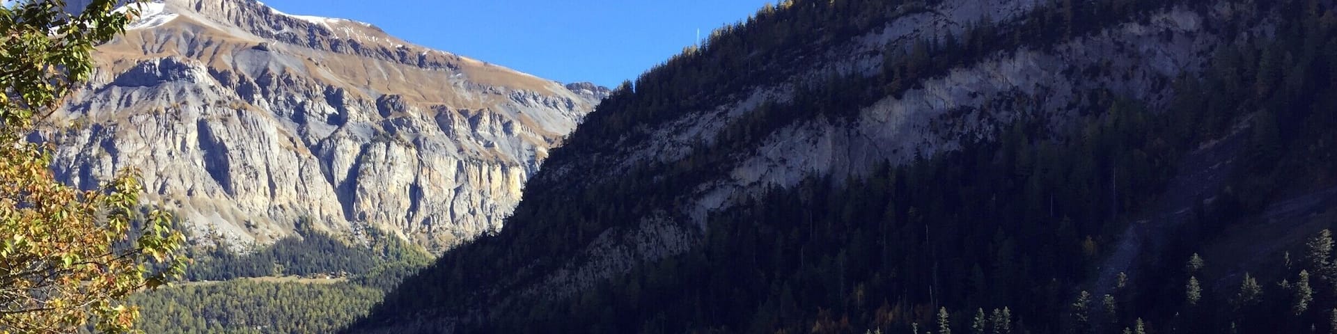 Autumn colours on Derborence lake.
Multiple hiking opportunities in the area, including a walk to the Rambert mountain hut. Derborence is situated in a protected natural park, where you can observe the "Gipaete Barbu" as well as mountain goats.
#Valais #Switzerland #hiking #LifeatExpedia #nature #lake