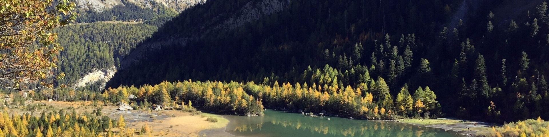 Autumn colours on Derborence lake.
Multiple hiking opportunities in the area, including a walk to the Rambert mountain hut. Derborence is situated in a protected natural park, where you can observe the "Gipaete Barbu" as well as mountain goats.
#Valais #Switzerland #hiking #LifeatExpedia #nature #lake