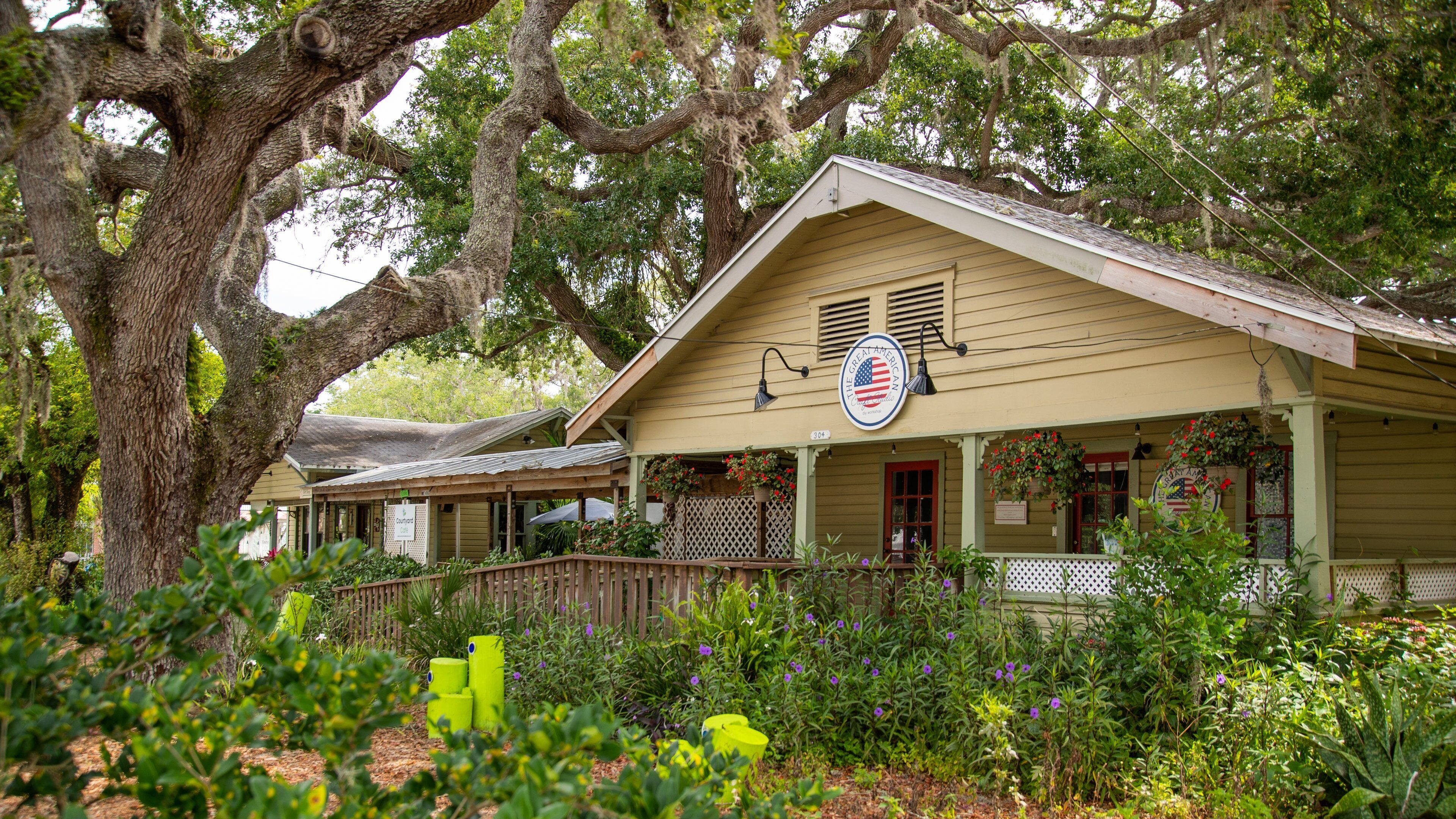 Ozona showing a house