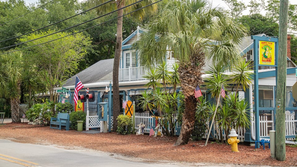 Ozona featuring a house