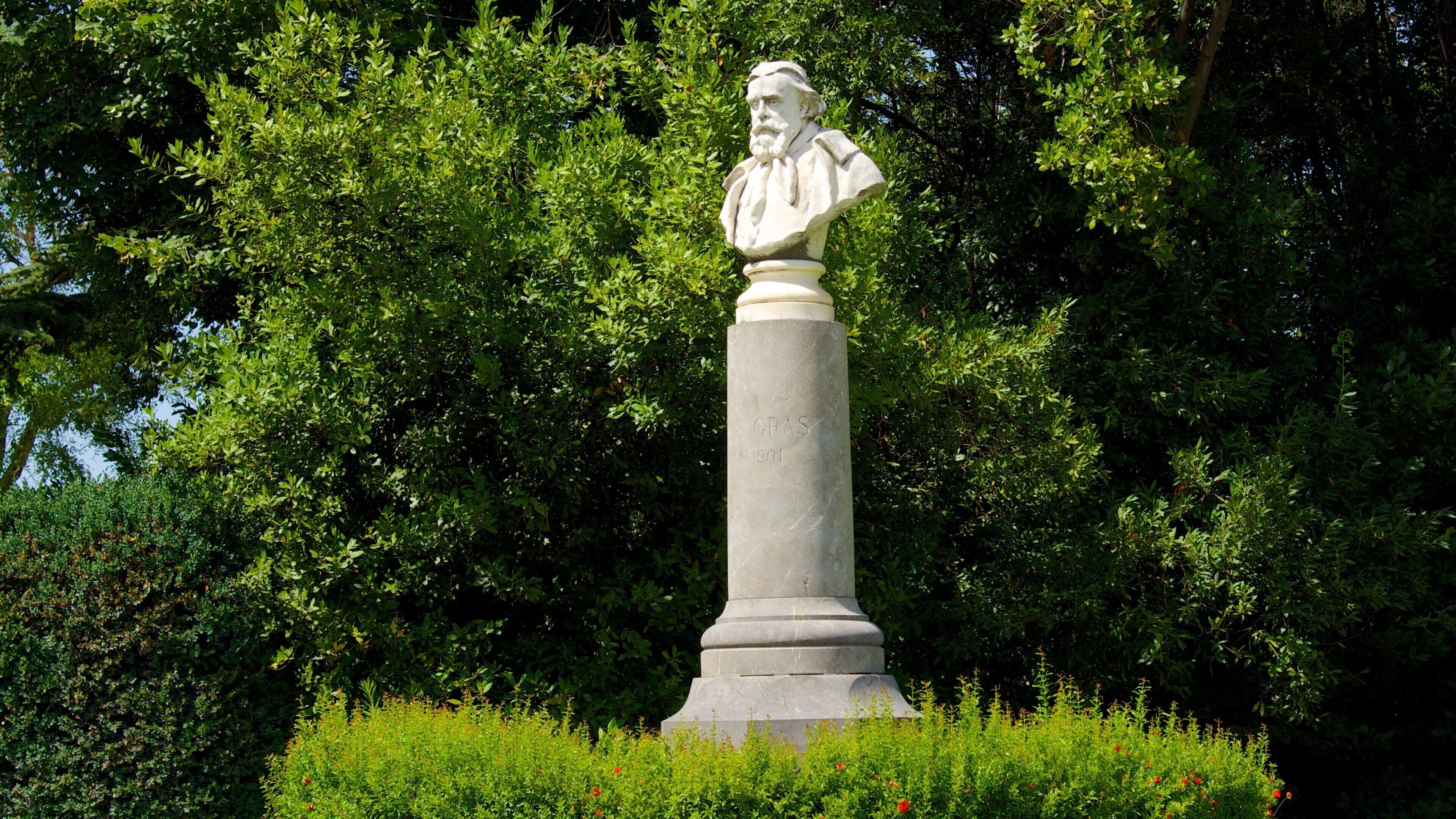 Parc des Expositions featuring a statue or sculpture and a garden