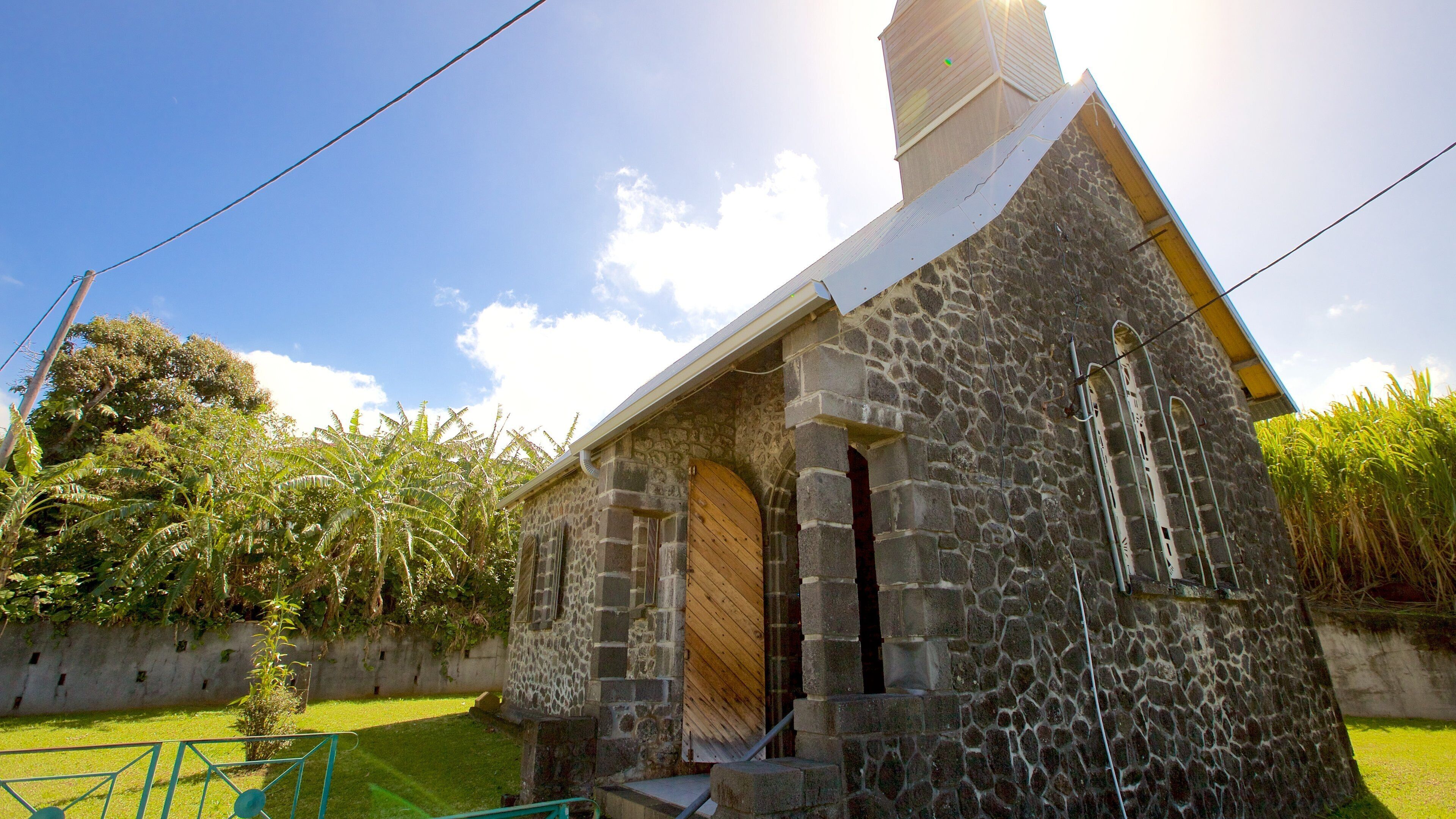 Petite-Ile showing a church or cathedral