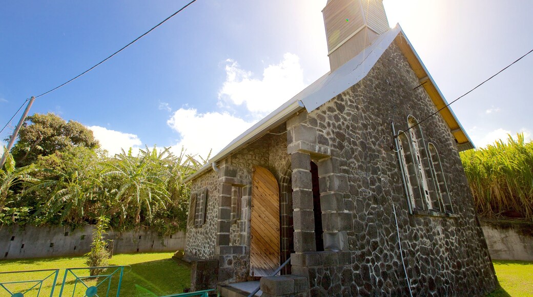 Petite-Ile showing a church or cathedral