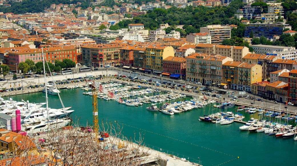 Colline du Château som viser båter, marina og kystby