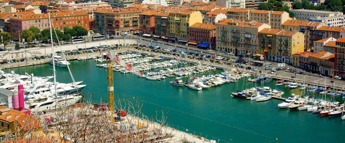 Đồi Castle trong đó bao gồm bến tàu, chèo thuyền và cảng hoặc vịnh