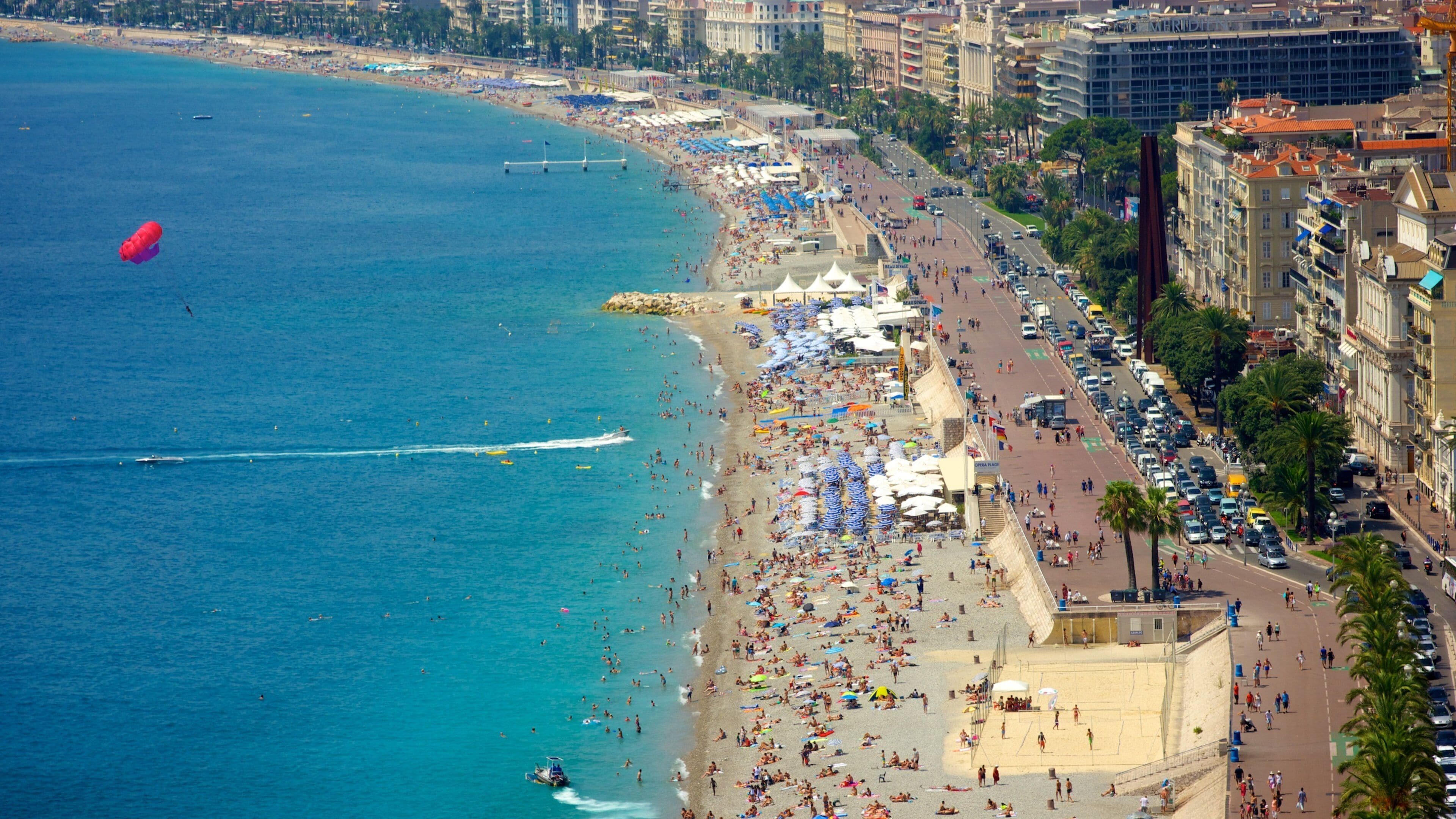 Castle Hill som omfatter udsigt over kystområde, en kystby og en strand