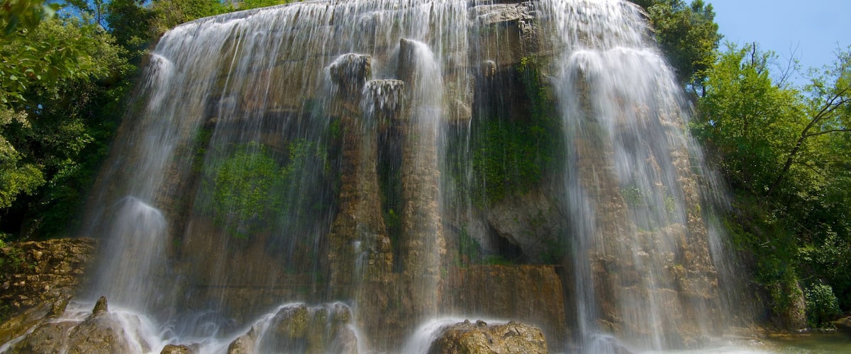 Castle Hill showing a cascade