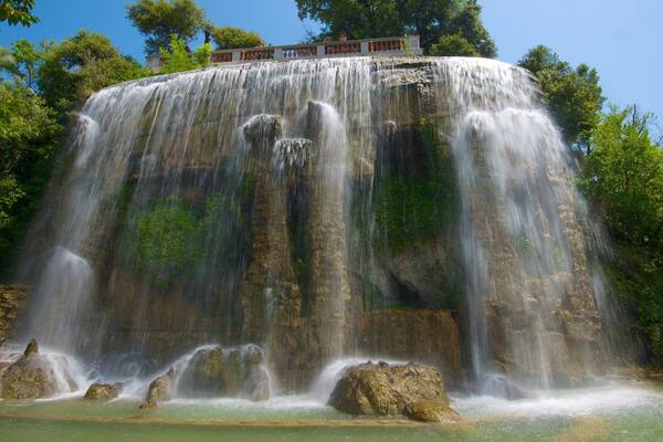 Castle Hill showing a cascade