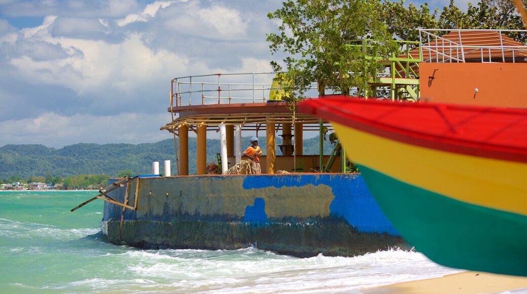 West End som inkluderar en strand och båtkörning