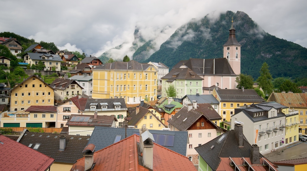 Ebensee som omfatter tåge eller dis og en lille by eller en landsby