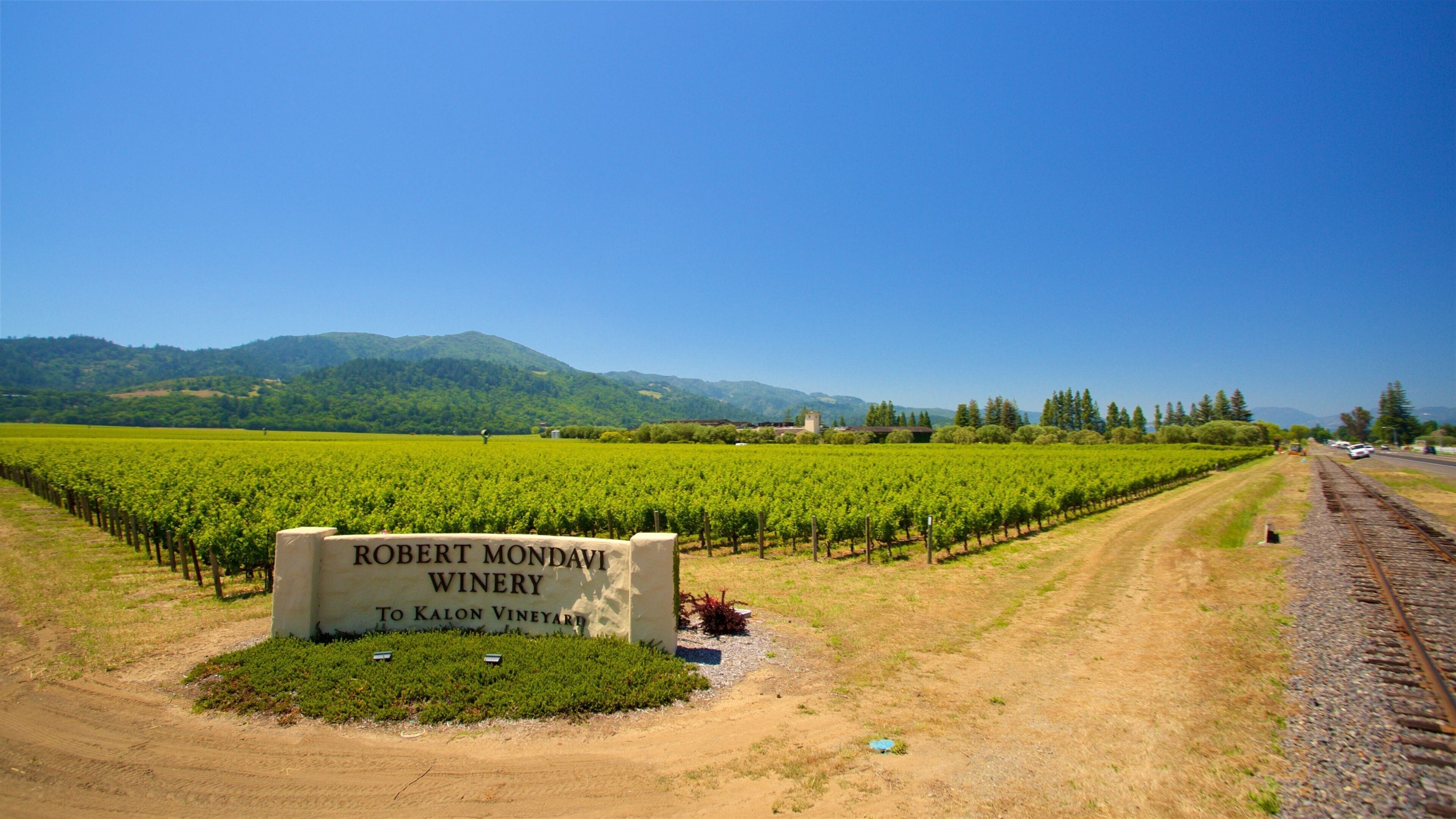Napa Valley Wine Train 呈现出 寧靜風景, 農地 和 指示牌