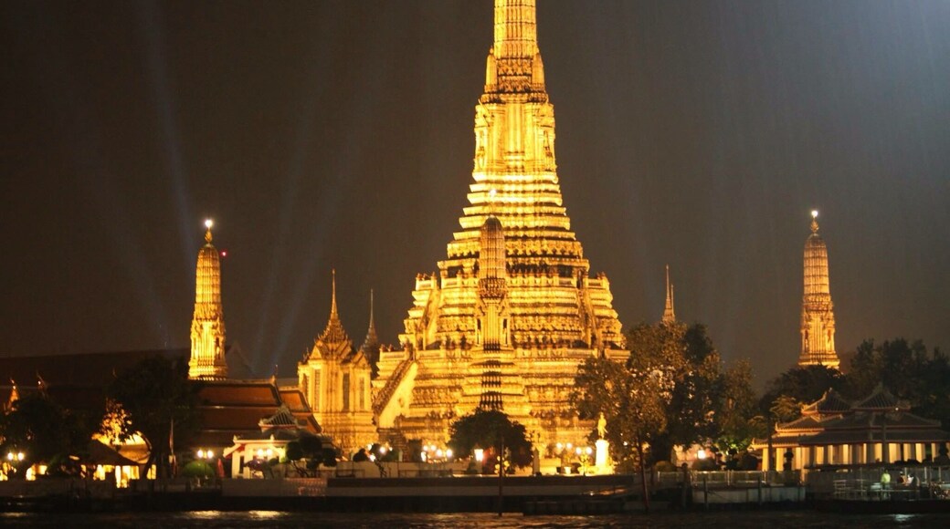 Wat Arun - temple of dawn.
One of the most striking landmark of Bangkok. It sits majestically by the side of Chao Pharaya river. This picture was taken from the pier across the temple.