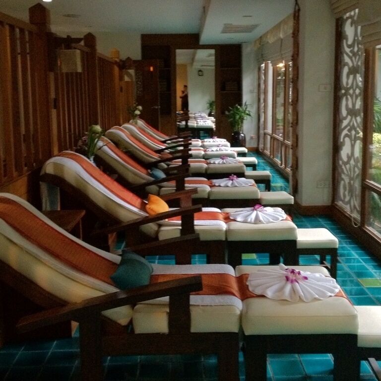 Clean and pretty spa near Sukhumvit. Not the cheapest place (500 baht for 2 hours) but clean and good!!