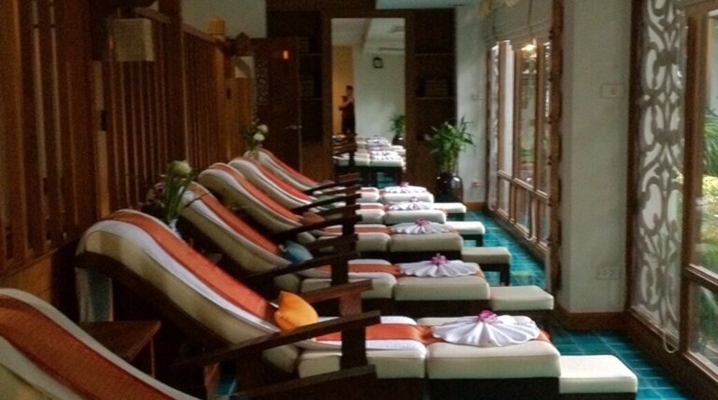 Clean and pretty spa near Sukhumvit. Not the cheapest place (500 baht for 2 hours) but clean and good!!