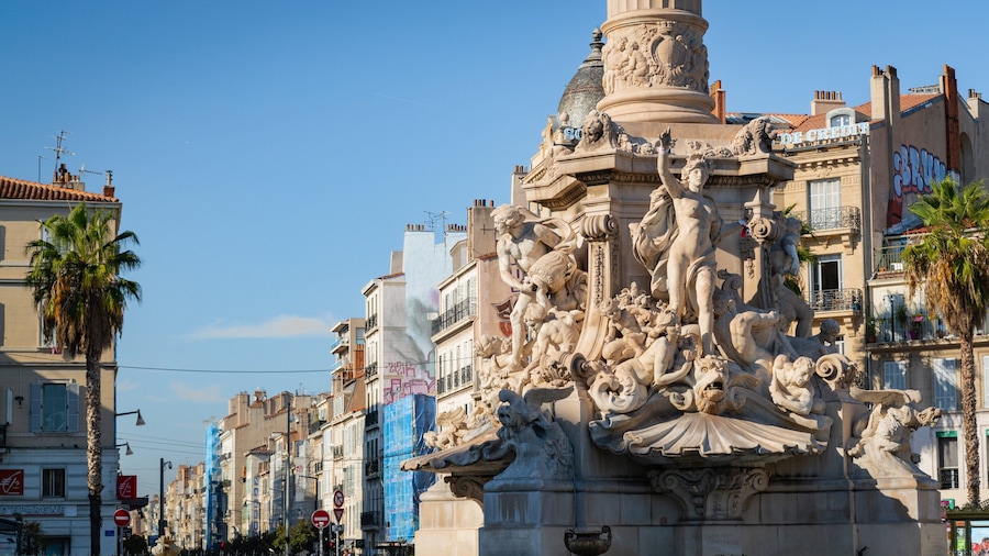 La Castellane which includes a fountain, a statue or sculpture and heritage elements