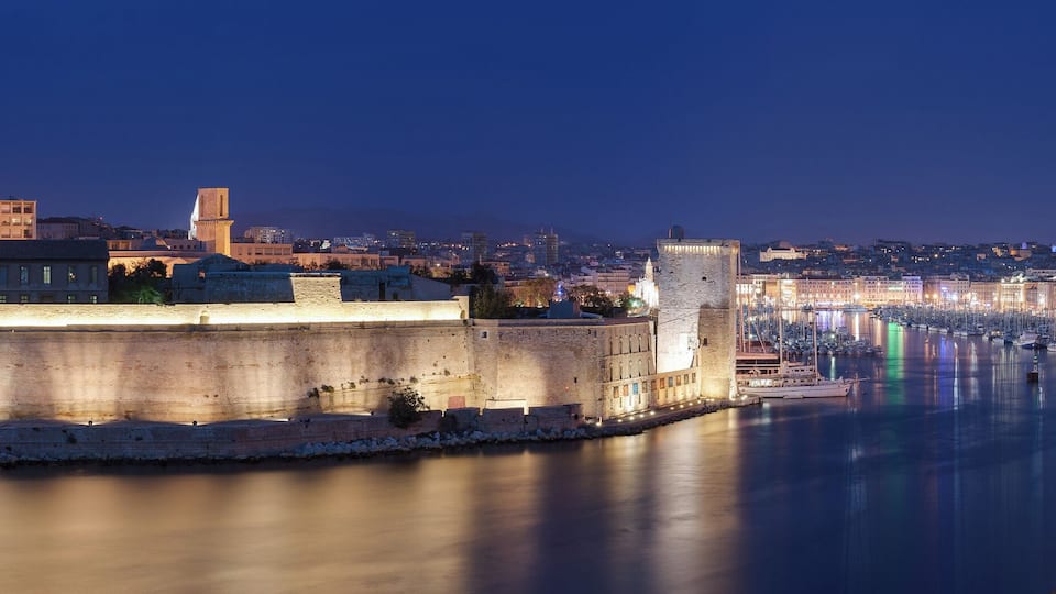 Old harbour of Marseille, at night, seen from the Pharo park. This picture is a mosaic of 4 landscape pictures taken at 59mm (35mm equiv.), f/8.0, 10 sec and ISO 100. Sitching was done with Hugin and Enblend.