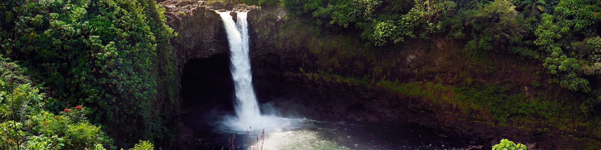 Majesitc Rainbow Falls waterfall in Hilo, Wailuku River State Park, Hawaii