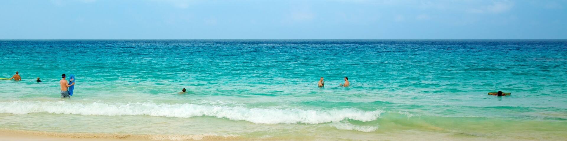 Kua Bay ofreciendo vistas de paisajes, una playa de arena y natación