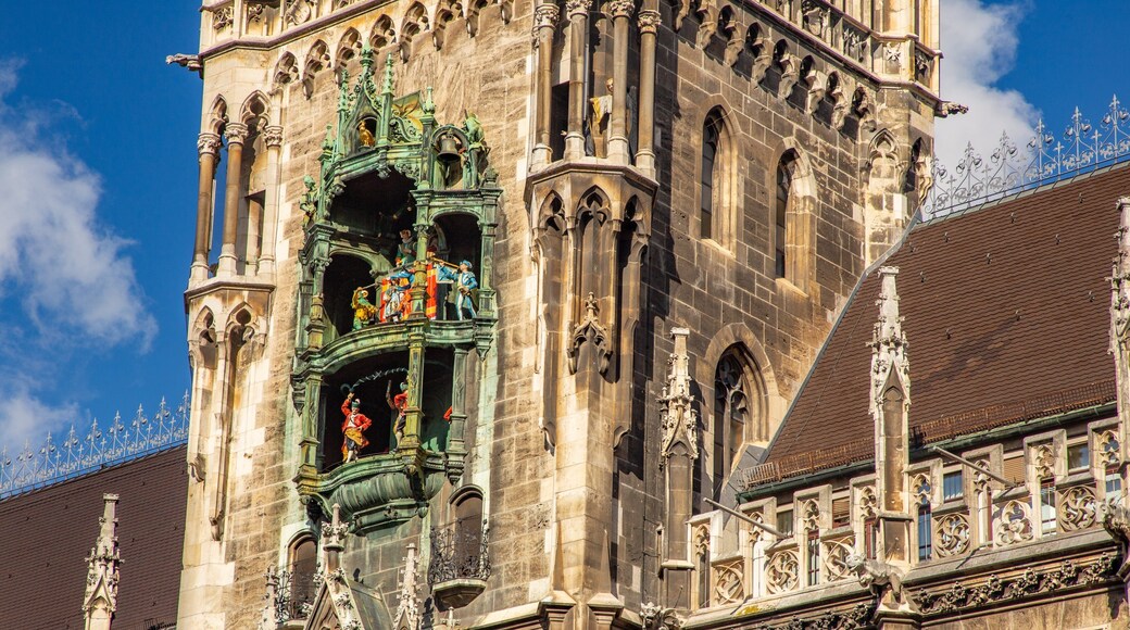 Town Hall of Marienplatz featuring heritage architecture
