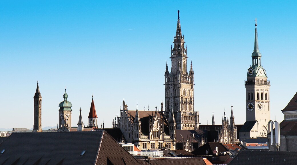 Town Hall of Marienplatz which includes heritage architecture and landscape views