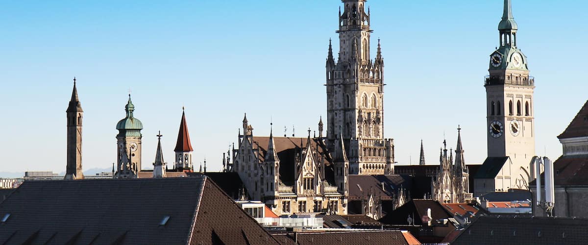 Town Hall of Marienplatz which includes heritage architecture and landscape views
