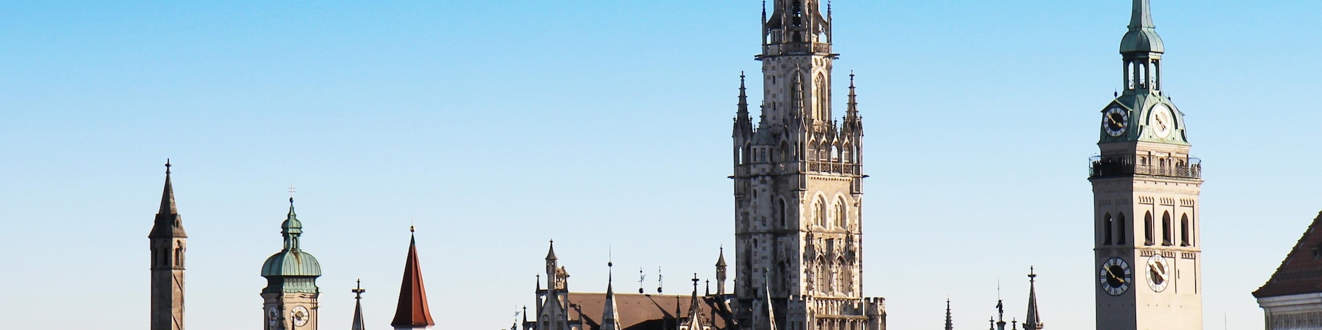 Town Hall of Marienplatz which includes heritage architecture and landscape views