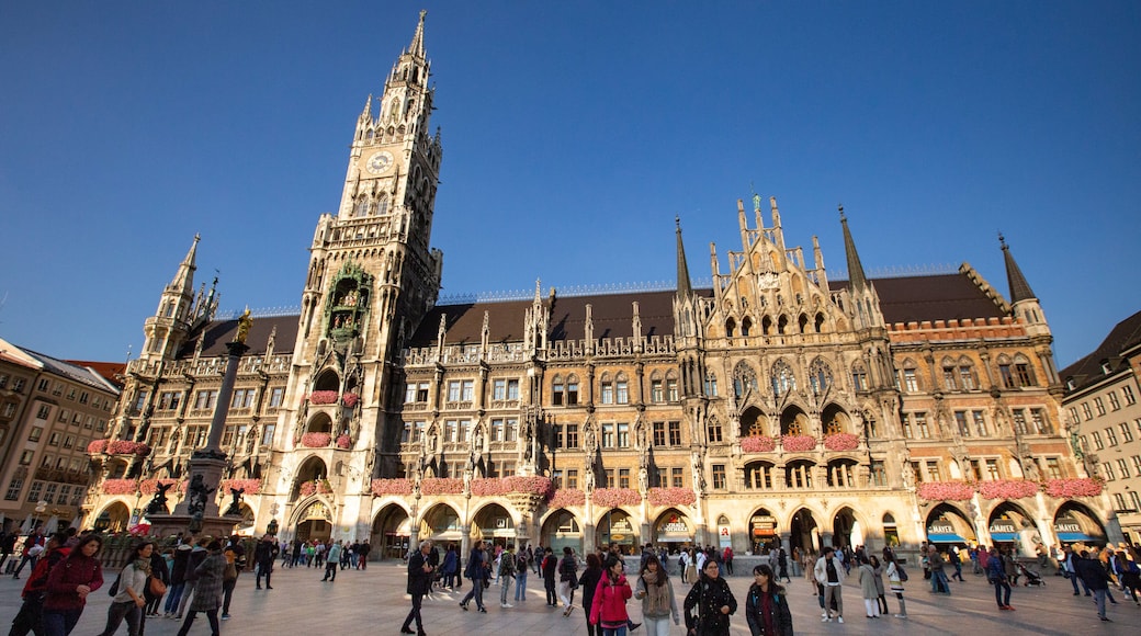 Town Hall of Marienplatz featuring street scenes, heritage architecture and a square or plaza