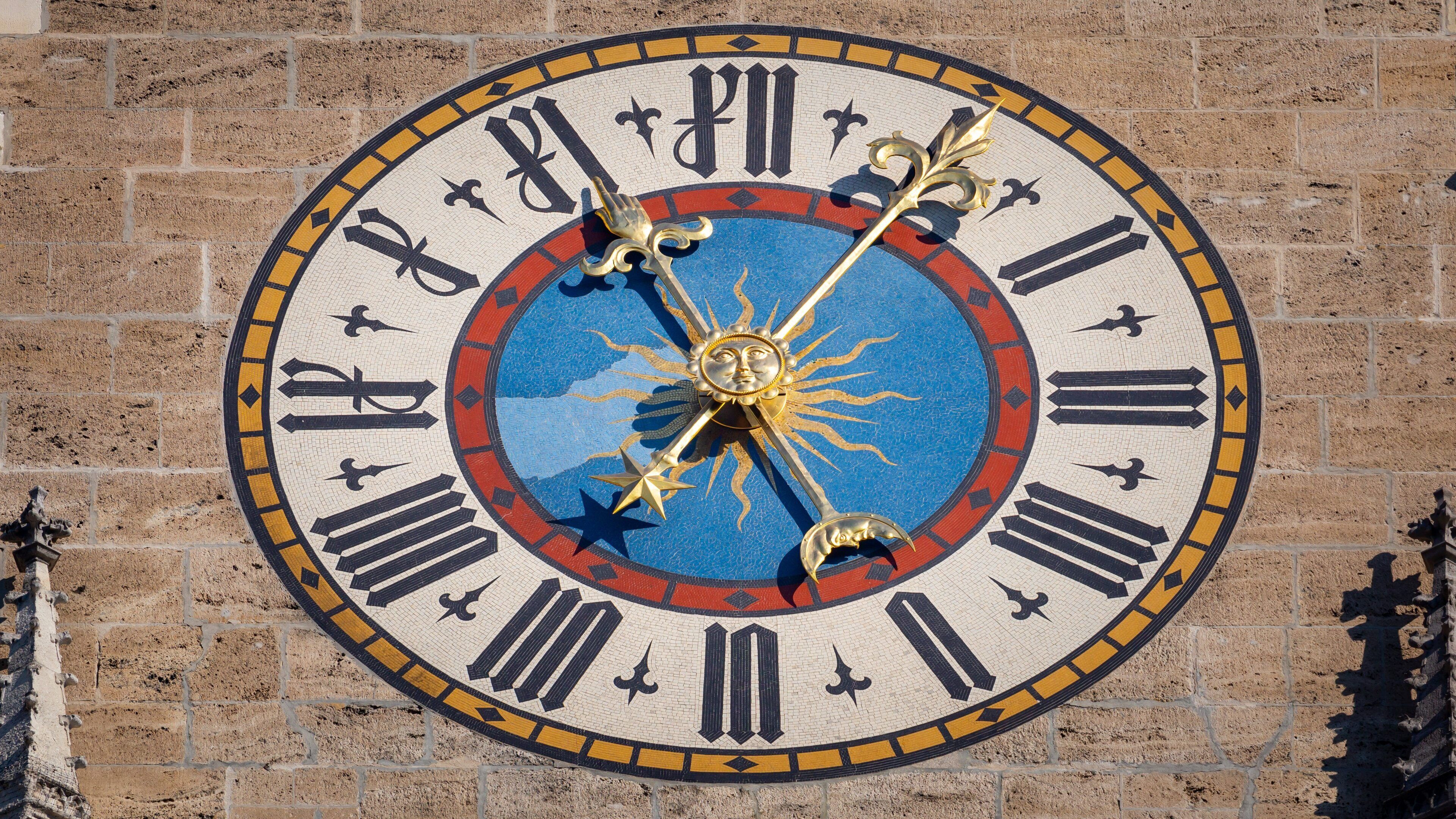 Town Hall of Marienplatz featuring heritage elements