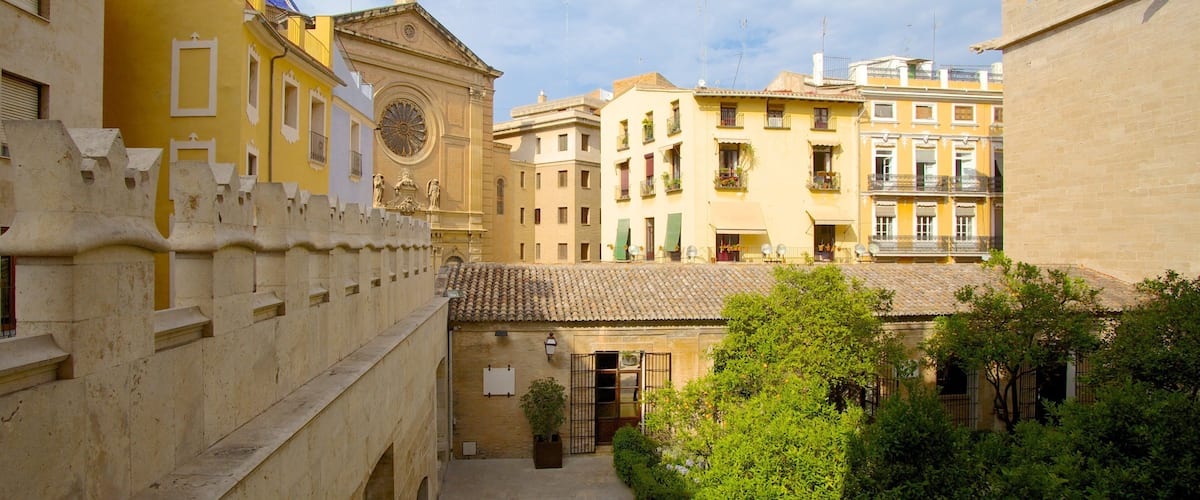 La Lonja mostrando una ciudad y una iglesia o catedral