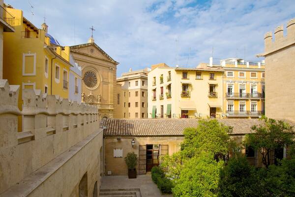 La Lonja mostrando una ciudad y una iglesia o catedral