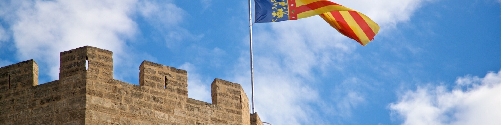 Serranos Towers showing chateau or palace