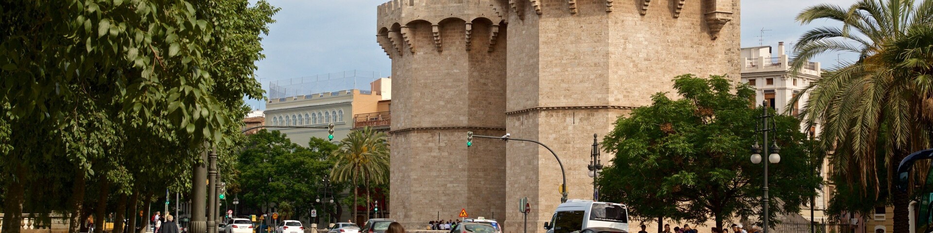 Serranos Towers which includes a castle and heritage elements