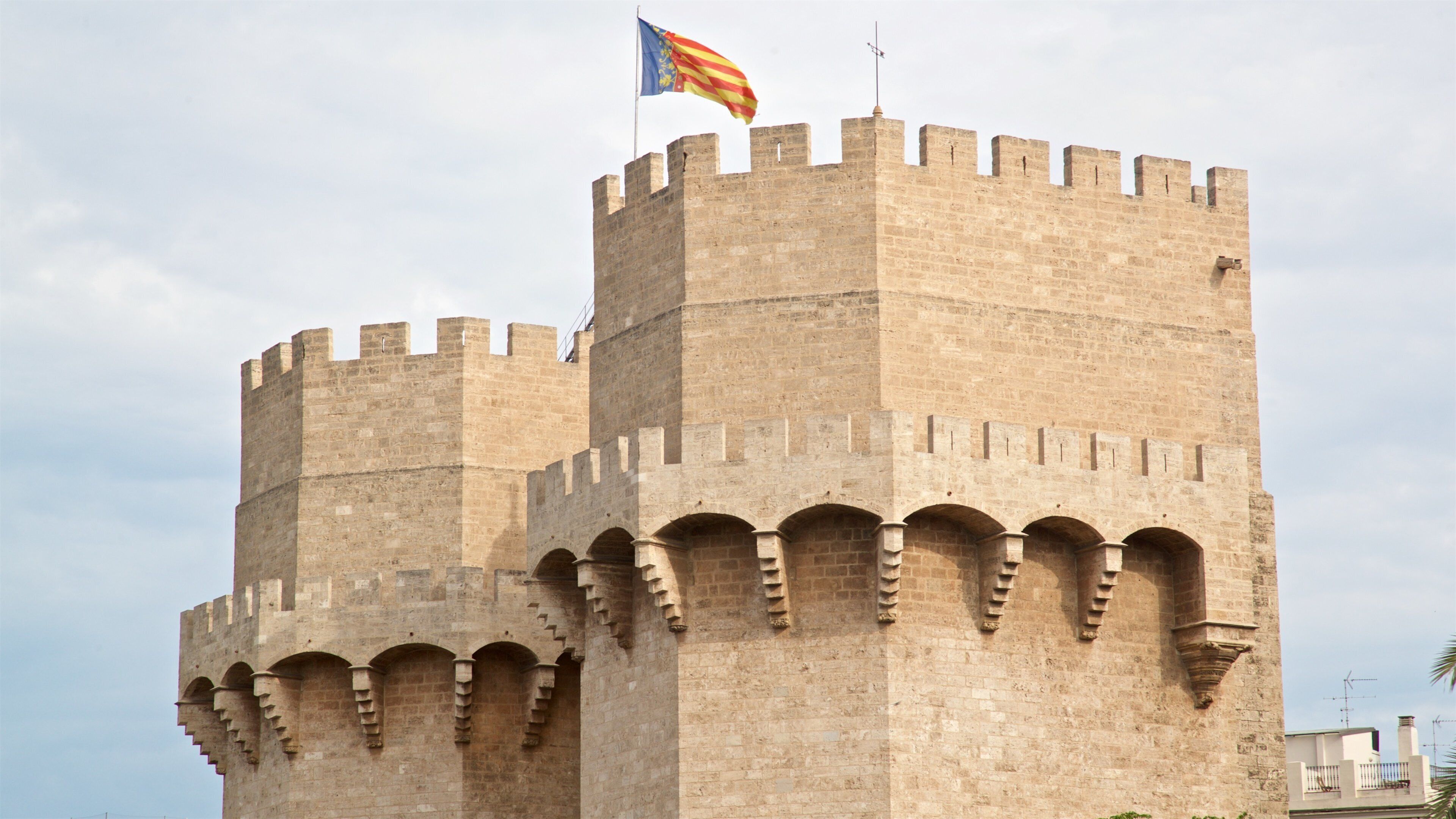 Serranos Towers showing chateau or palace and heritage elements