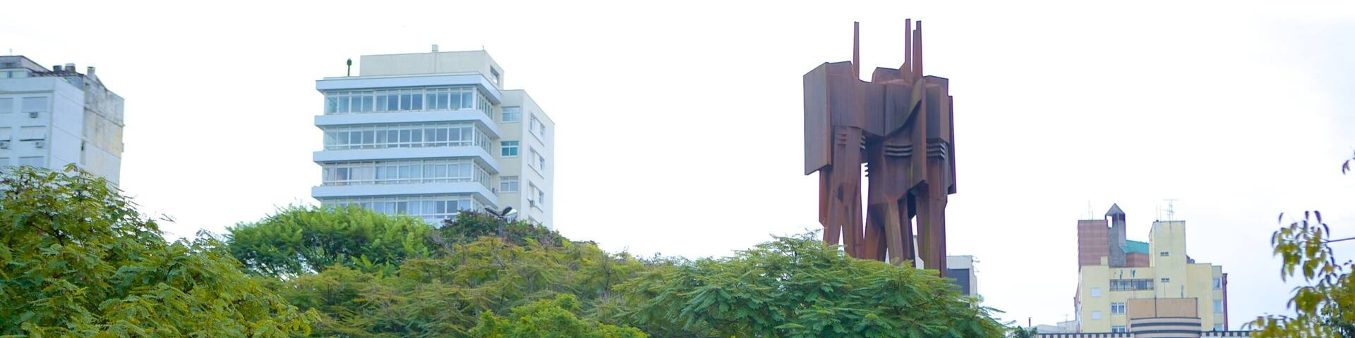 Moinhos de Vento Park which includes outdoor art and a park