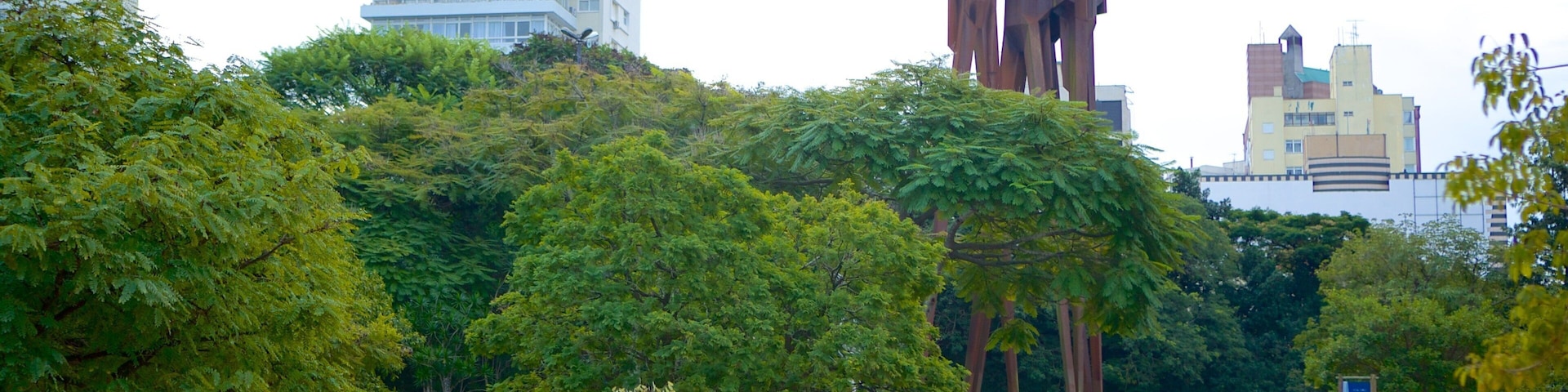 Moinhos de Vento Park showing outdoor art and a garden