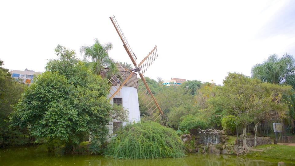 Moinhos de Vento Park showing a park, a windmill and a lake or waterhole