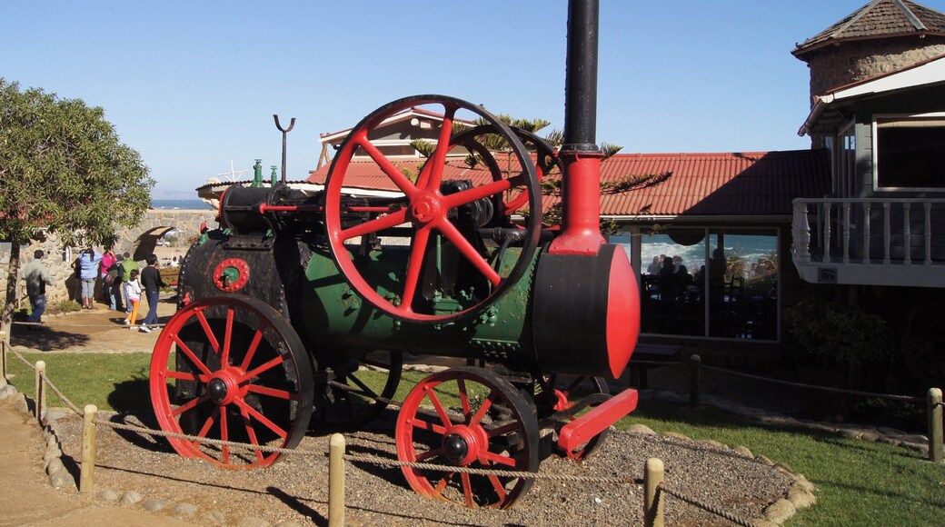 Uma das três casas de Pablo Neruda no Chile. Já tinha conhecido La Chascona, em Santiago, e La Sebastiana, em Valparaíso. Fica a cerca de 120 Km de Santiago. Esta casa fica de frente para o Pacífico e é um outro poema (não escrito) de Neruda. Este é o lugar para entender um pouco mais sobre ele. Neruda está enterrado aqui, junto com sua última esposa Matilde Urrutia.
#Neruda #Isla #Negra #Chile
