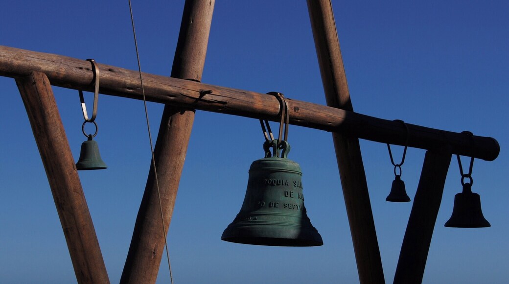 #TroveonTuesday
Uma das três casas de Pablo Neruda no Chile. Já tinha conhecido La Chascona, em Santiago, e La Sebastiana, em Valparaíso. Fica a cerca de 120 Km de Santiago. Esta casa fica de frente para o Pacífico e é um outro poema (não escrito) de Neruda. Este é o lugar para entender um pouco mais sobre ele. Neruda está enterrado aqui, junto com sua última esposa Matilde Urrutia.
#Neruda #Isla #Negra #Chile