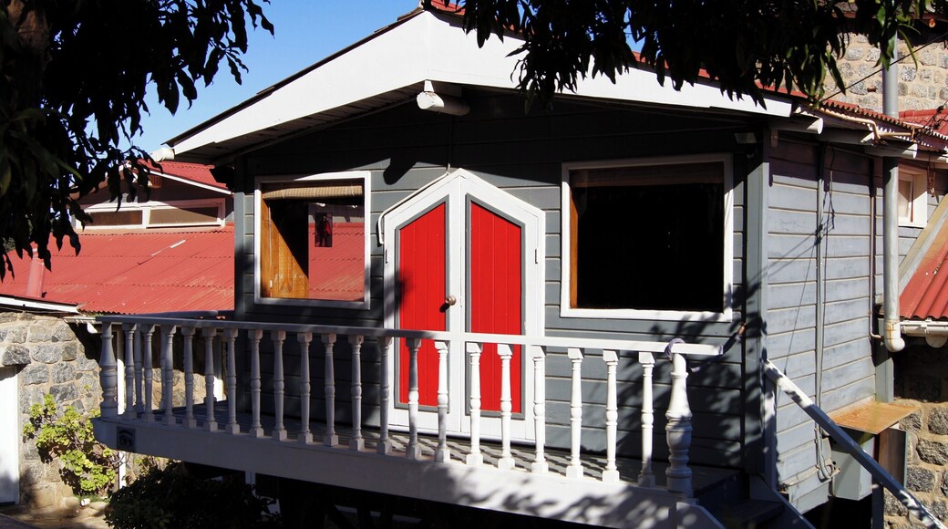 Uma das três casas de Pablo Neruda no Chile. Já tinha conhecido La Chascona, em Santiago, e La Sebastiana, em Valparaíso. Fica a cerca de 120 Km de Santiago. Esta casa fica de frente para o Pacífico e é um outro poema (não escrito) de Neruda. Este é o lugar para entender um pouco mais sobre ele. Neruda está enterrado aqui, junto com sua última esposa Matilde Urrutia.
#Neruda #Isla #Negra #Chile