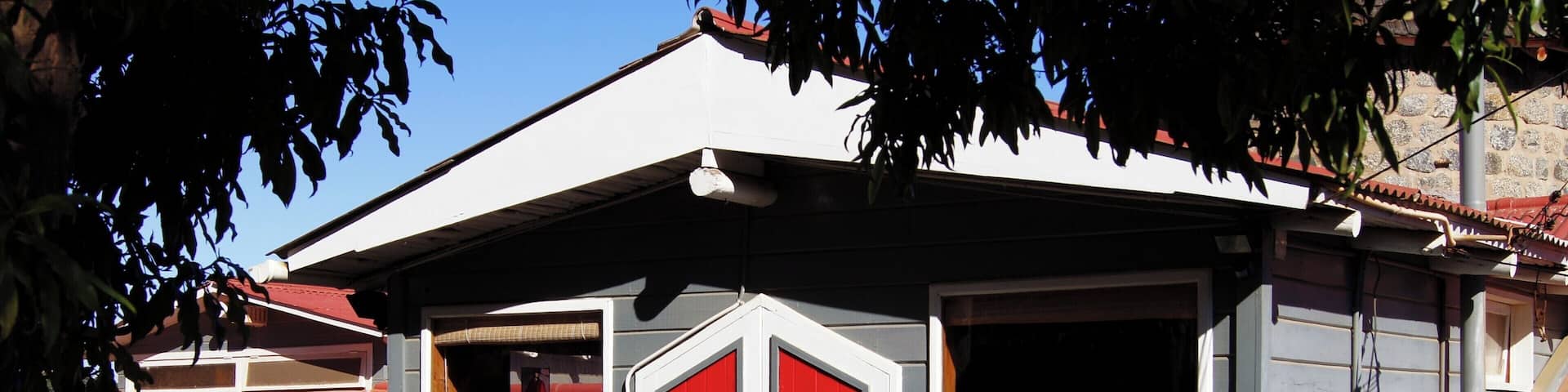 Uma das três casas de Pablo Neruda no Chile. Já tinha conhecido La Chascona, em Santiago, e La Sebastiana, em Valparaíso. Fica a cerca de 120 Km de Santiago. Esta casa fica de frente para o Pacífico e é um outro poema (não escrito) de Neruda. Este é o lugar para entender um pouco mais sobre ele. Neruda está enterrado aqui, junto com sua última esposa Matilde Urrutia.
#Neruda #Isla #Negra #Chile